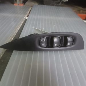 INTERRUPTOR PUERTA DELANTERA IZQUIERDA NISSAN QASHQAI J11E 2013